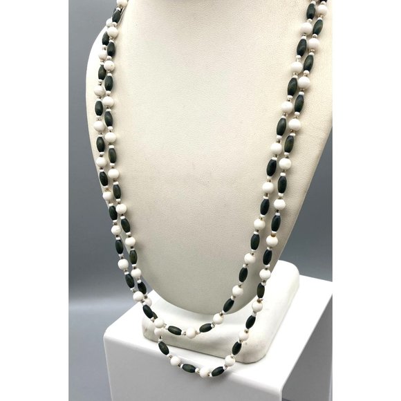 Elegant Vintage Beaded Strand Necklace, Art Deco Flapper Style with Milk Glass - Picture 3 of 4